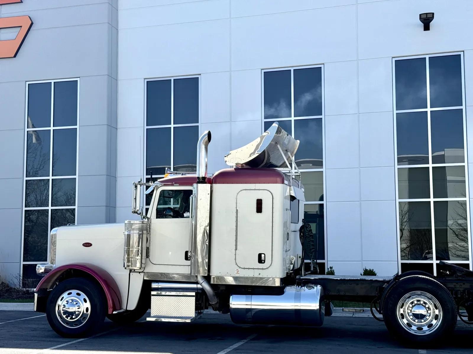 2008 Peterbilt 388 in New Lenox, IL — photo 8