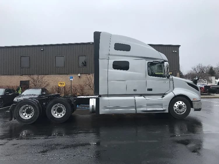 2022 Volvo VNL 760 in Bensalem, PA — photo 8