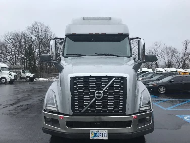 2022 Volvo VNL 760 in Bensalem, PA — photo 2