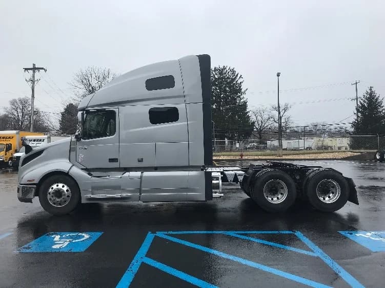 2022 Volvo VNL 760 in Bensalem, PA — photo 4