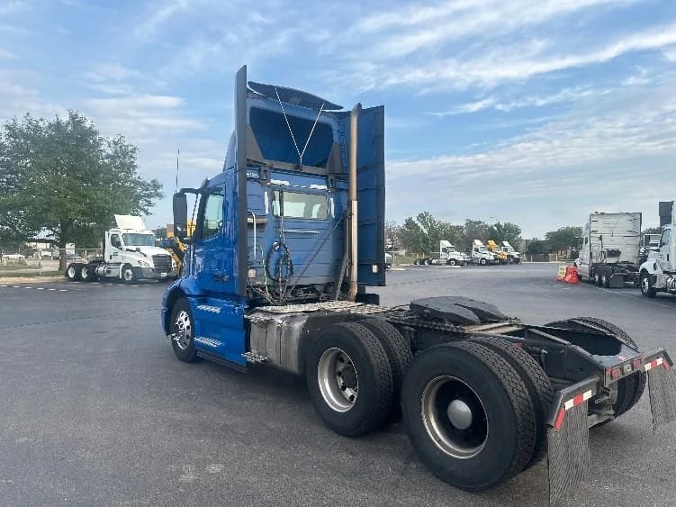 2020 Volvo VNR 640 in Elkhart, IN — photo 5