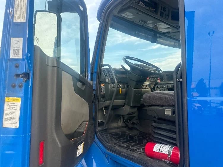 2020 Volvo VNR 640 in Elkhart, IN — photo 9