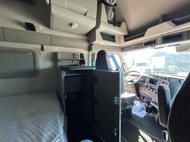 2026 Volvo VNL 860 in Commerce City, CO — photo 9
