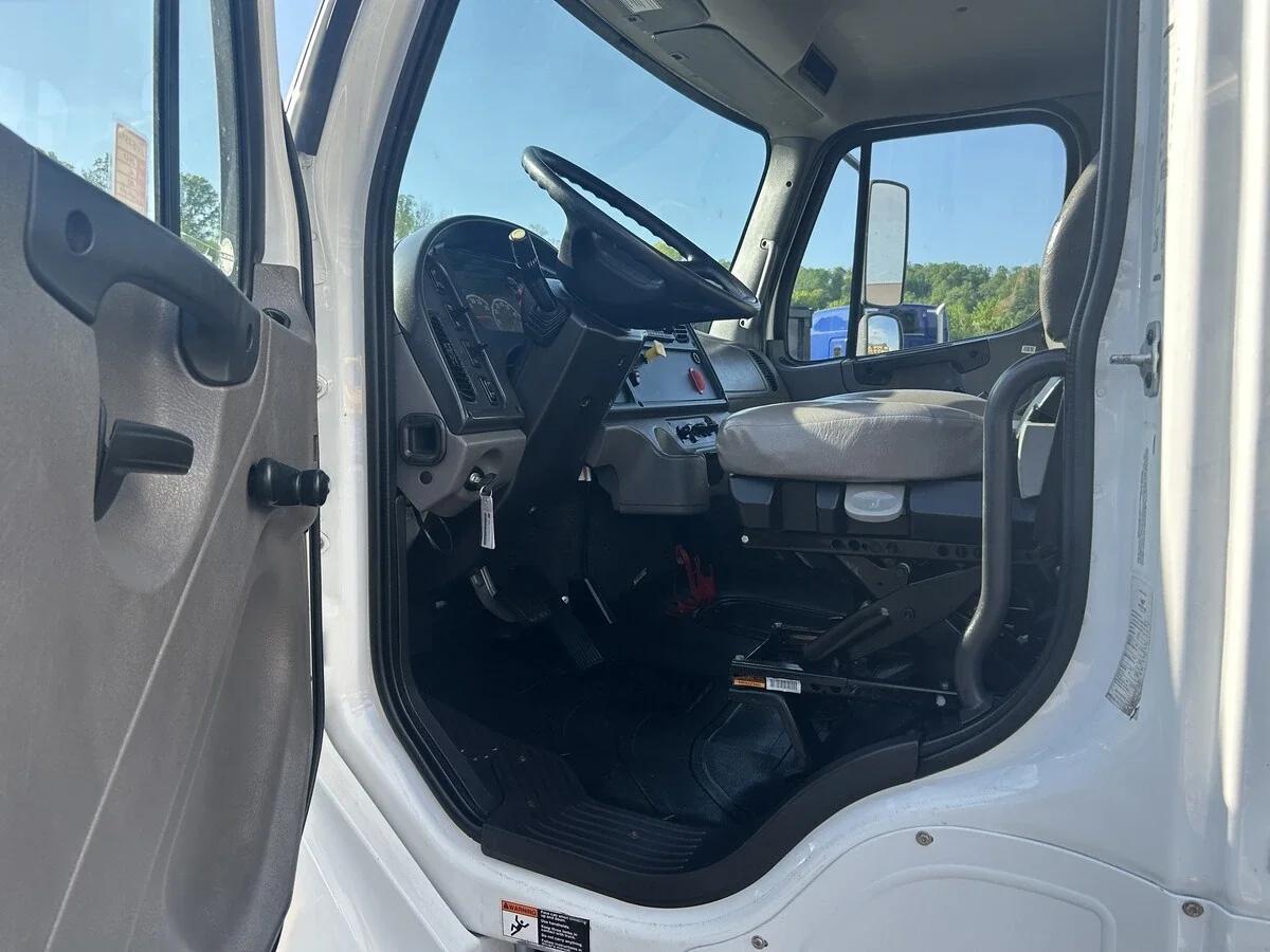 2023 Freightliner M2 106 — photo 11