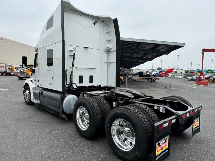 2021 Peterbilt 579 in Los Angeles, CA — photo 8