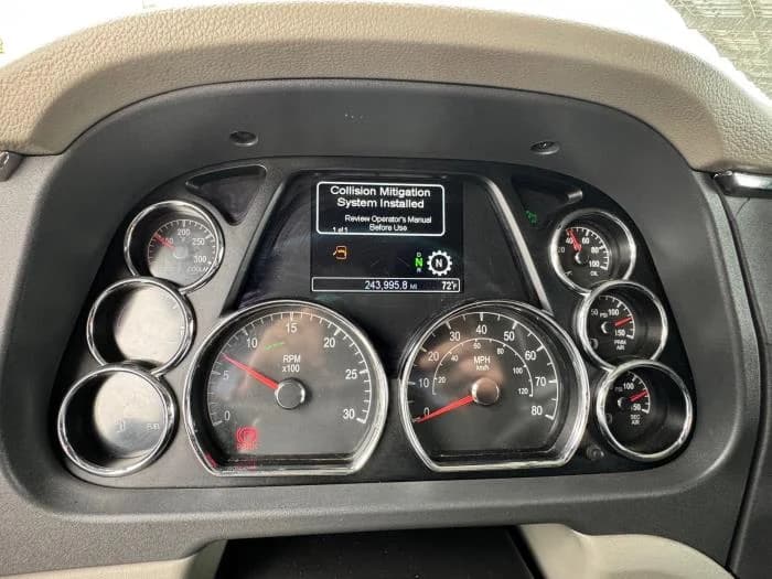 2021 Peterbilt 579 in Los Angeles, CA — photo 13