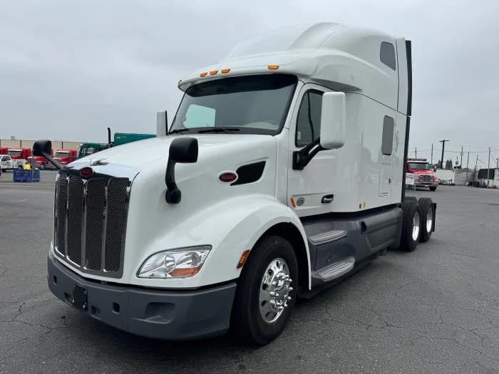2021 Peterbilt 579 in Los Angeles, CA — photo 2