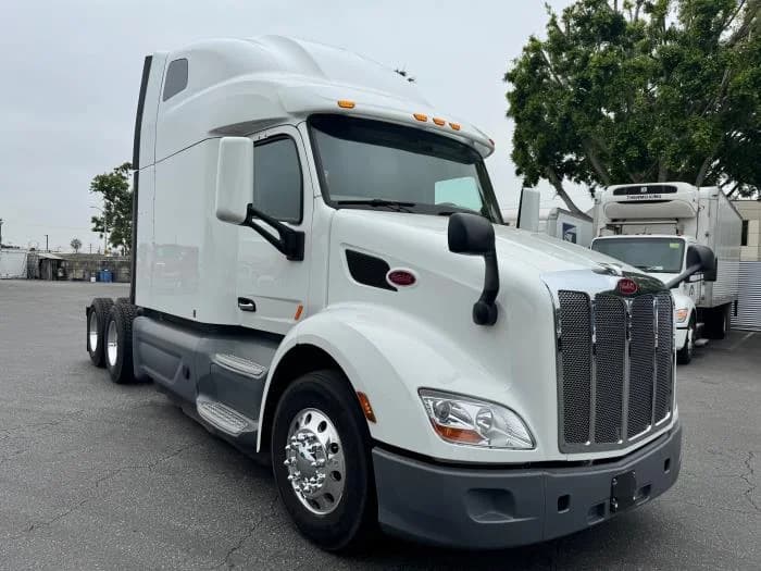 2021 Peterbilt 579 in Los Angeles, CA — photo 4