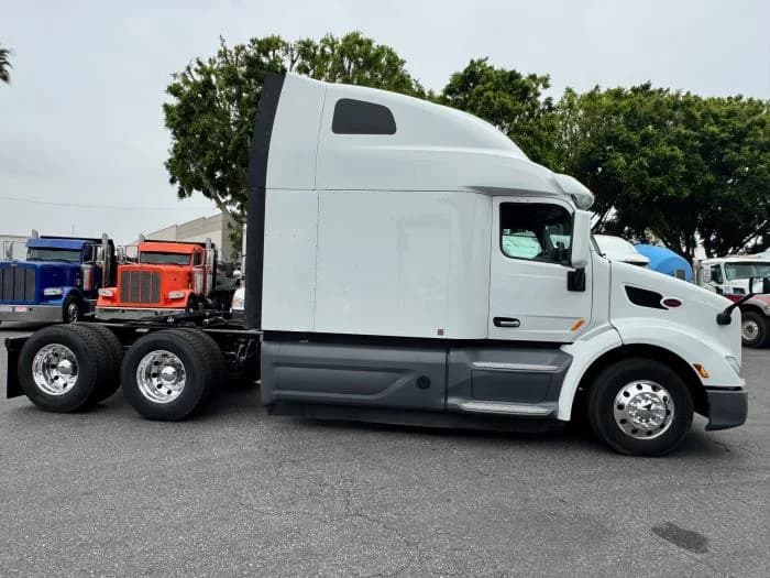2021 Peterbilt 579 in Los Angeles, CA — photo 5