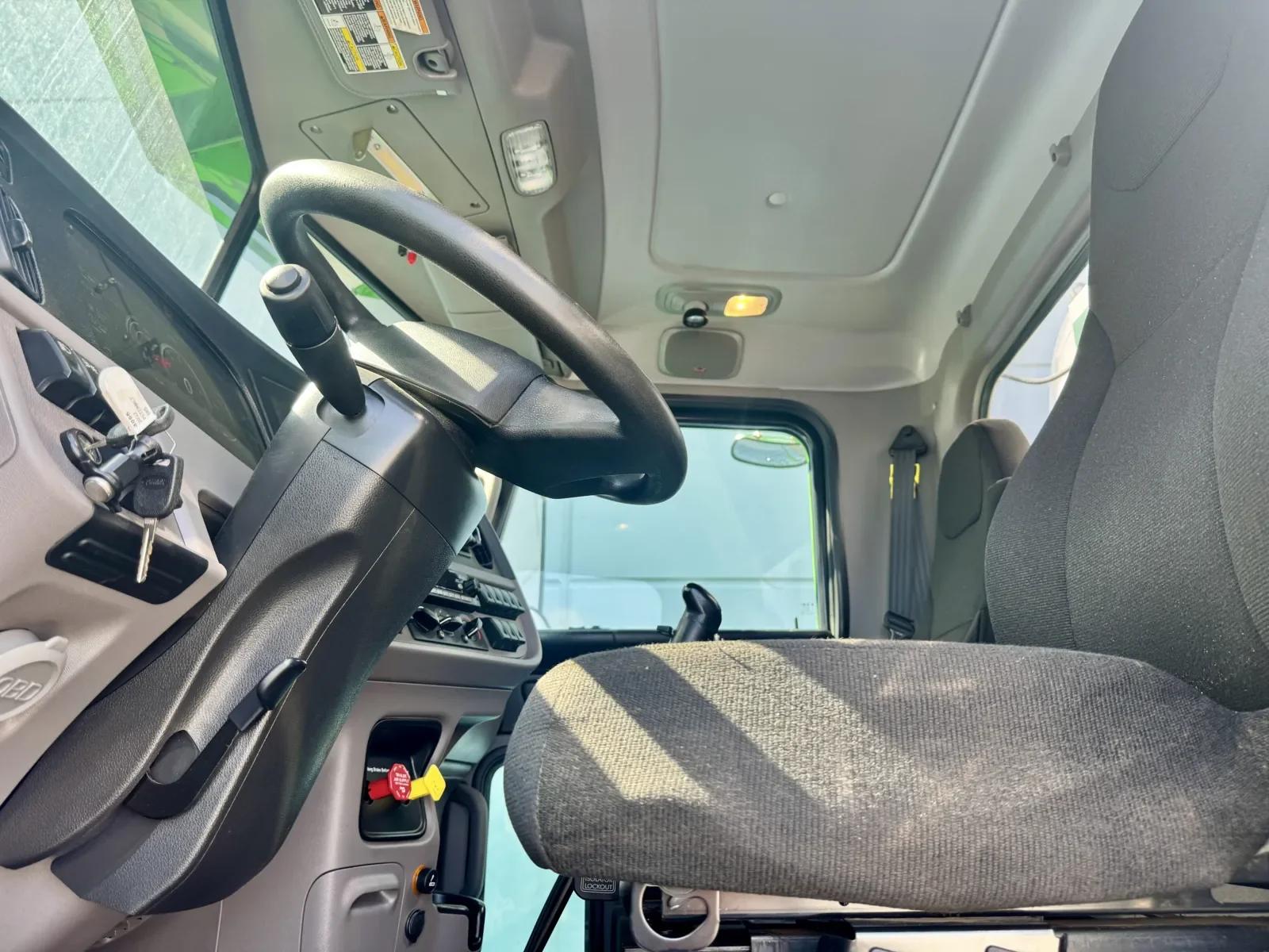 2022 Peterbilt 389 in New Lenox, IL — photo 14