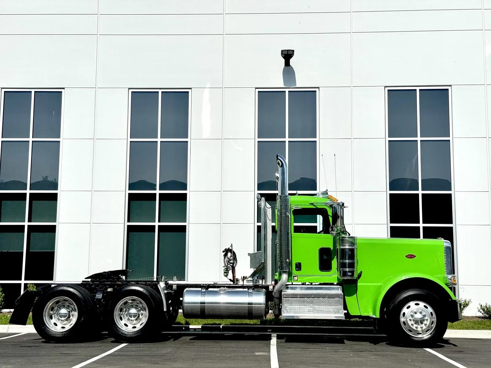 2022 Peterbilt 389 in New Lenox, IL — photo 3