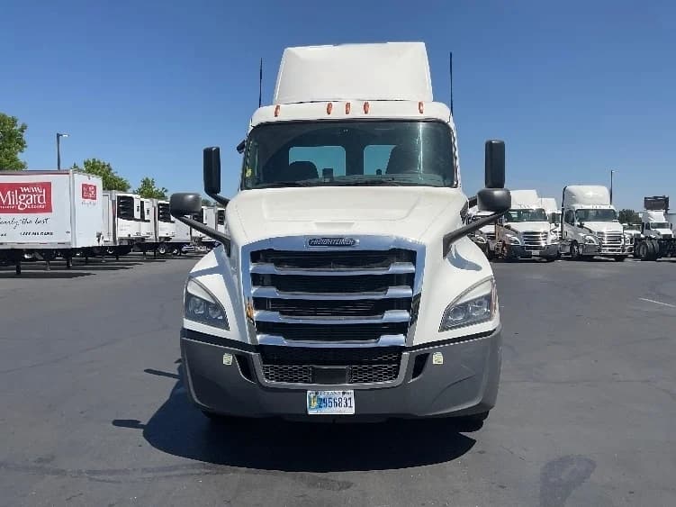 2020 Freightliner Cascadia in West Sacramento, CA — photo 2