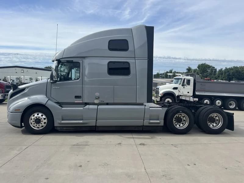 2024 Volvo VNL 860 in Cedar Rapids — photo 2