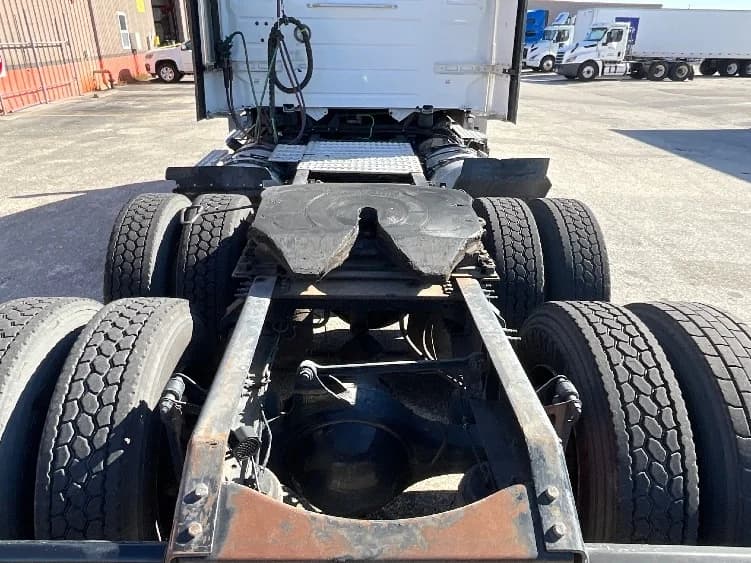 2022 Volvo VNL 300 in Sarasota, FL — photo 6