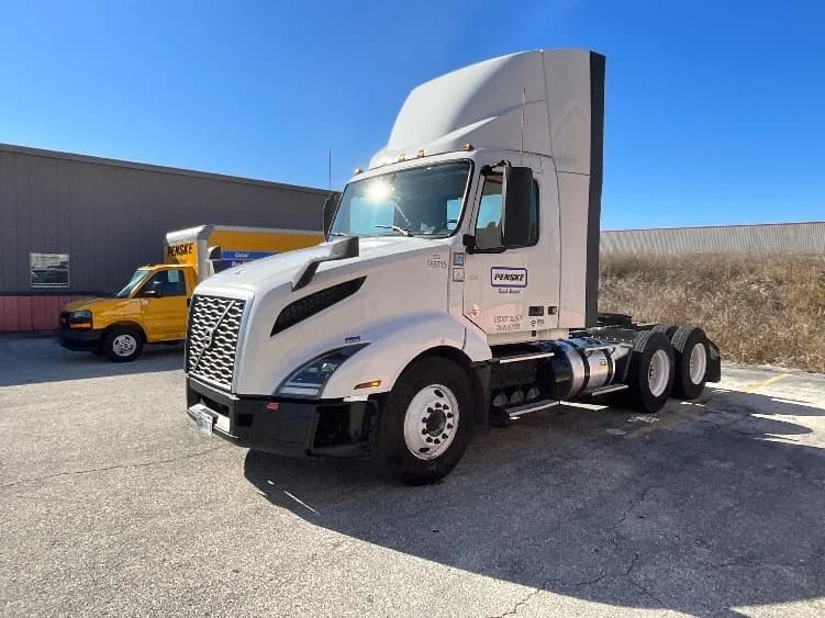 2022 Volvo VNL 300 in Sarasota, FL — photo 3