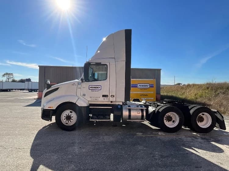 2022 Volvo VNL 300 in Sarasota, FL — photo 4