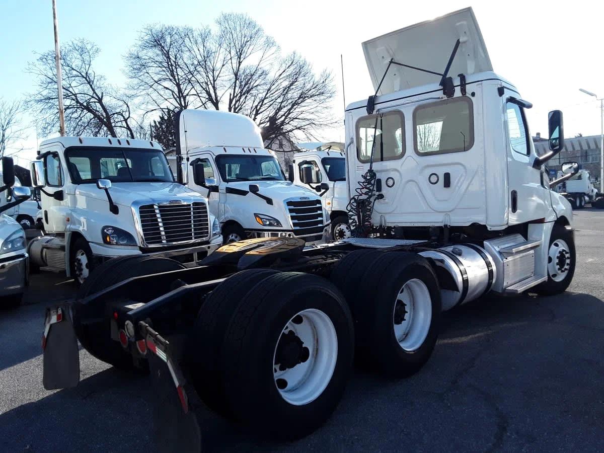 2019 Freightliner Cascadia in Allentown, PA — photo 4