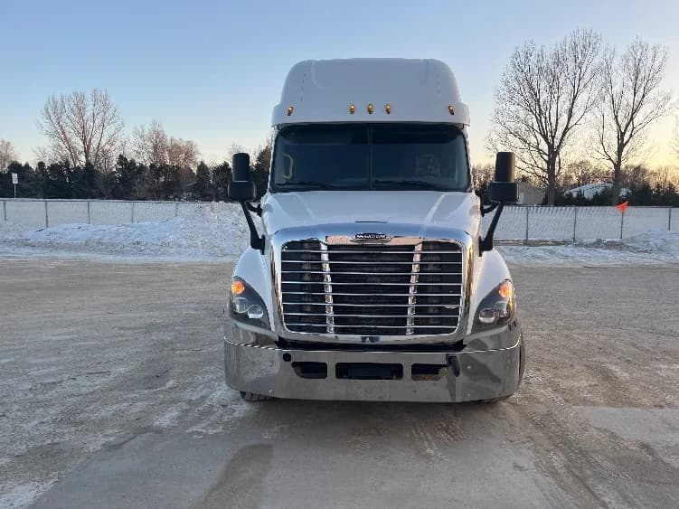 2016 Freightliner Cascadia in Lincoln, ND — photo 2