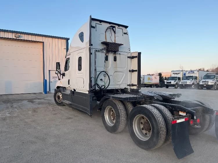 2016 Freightliner Cascadia in Lincoln, ND — photo 5