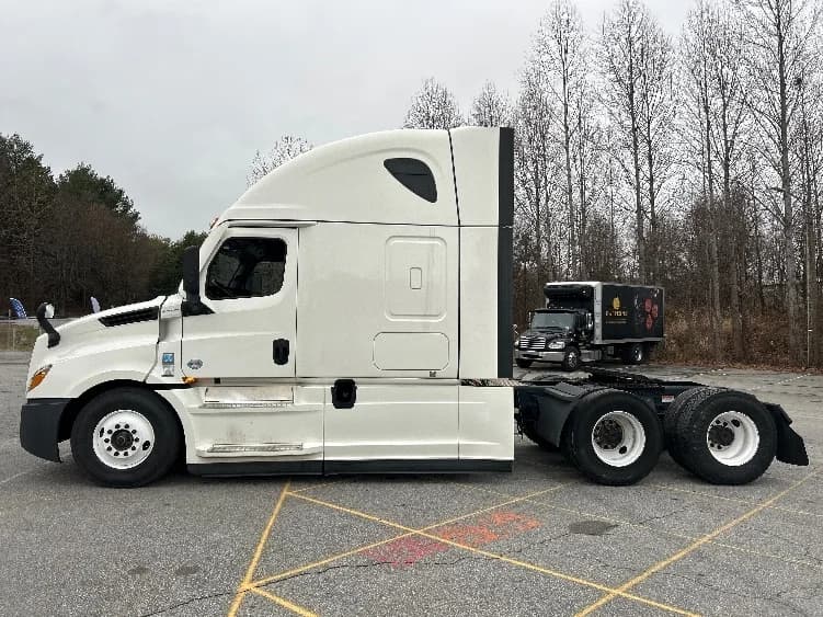 2021 Freightliner Cascadia in Asheville, NC — photo 4