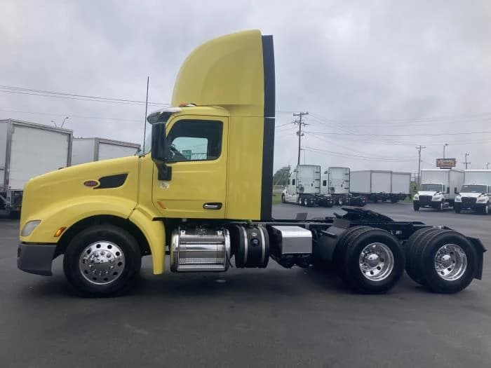 2021 Peterbilt 579 in Charlotte, NC — photo 2