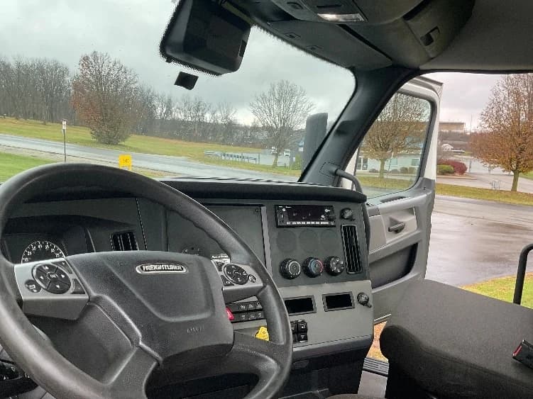2022 Freightliner Cascadia in Mount Pleasant, PA — photo 10