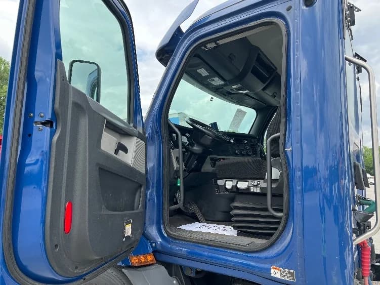 2020 Freightliner Cascadia in Indianapolis, IN — photo 9