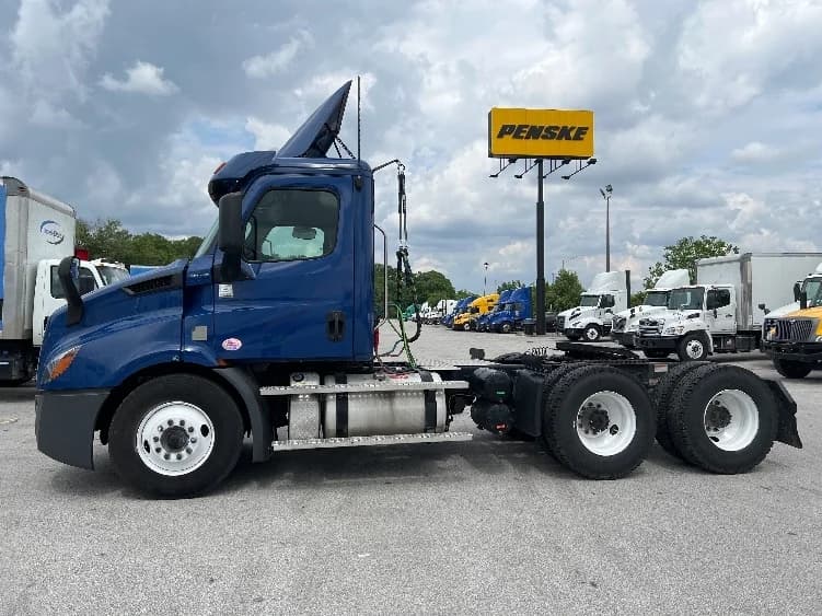 2020 Freightliner Cascadia in Indianapolis, IN — photo 4