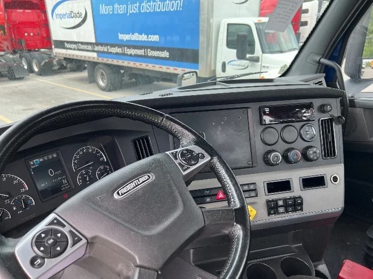 2020 Freightliner Cascadia in Indianapolis, IN — photo 10