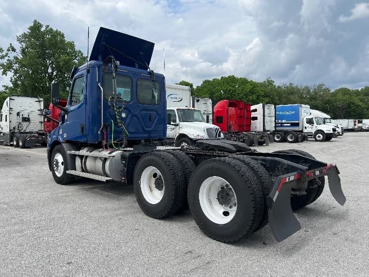 2020 Freightliner Cascadia in Indianapolis, IN — photo 5