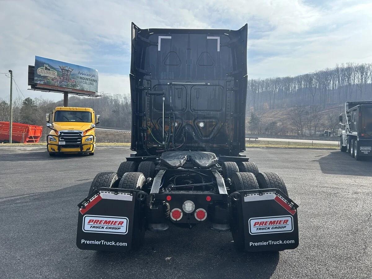 2022 Freightliner Cascadia in Knoxville, TN — photo 4