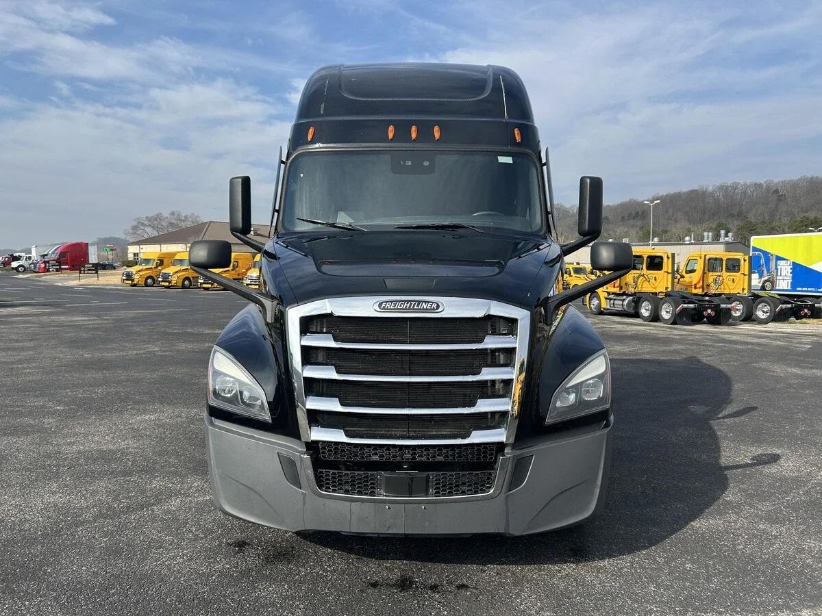 2022 Freightliner Cascadia in Knoxville, TN — photo 8