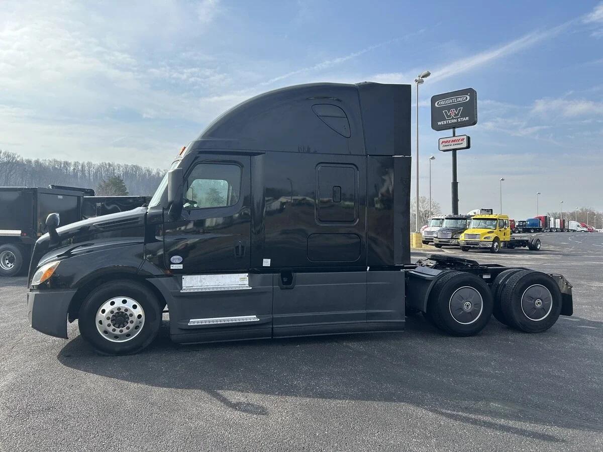 2022 Freightliner Cascadia in Knoxville, TN — photo 2