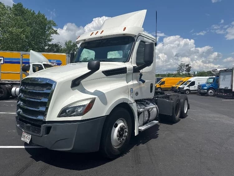2019 Freightliner Cascadia in Jessup, MD — photo 3