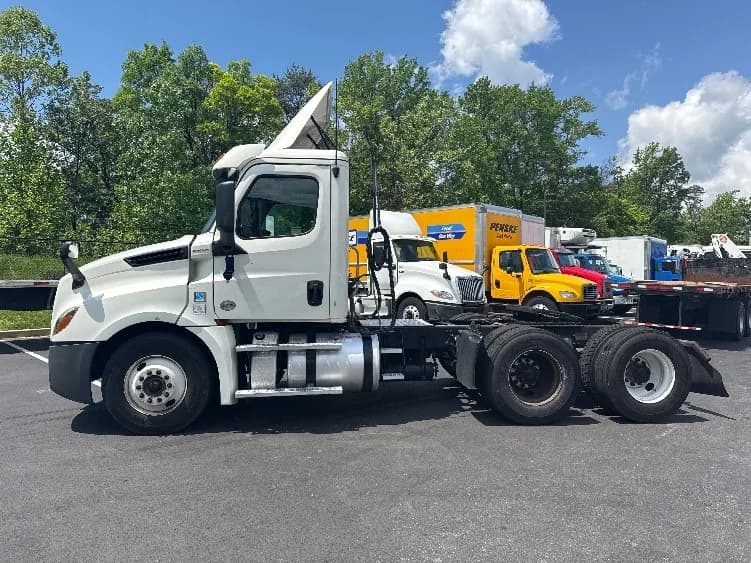 2019 Freightliner Cascadia in Jessup, MD — photo 4