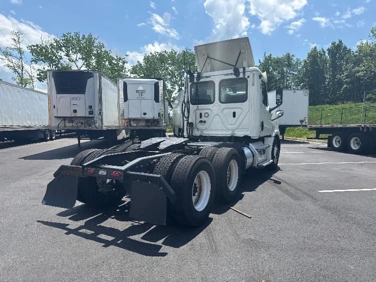 2019 Freightliner Cascadia in Jessup, MD — photo 7