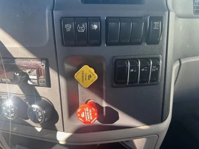 2020 Peterbilt 579 in Fontana, CA — photo 11
