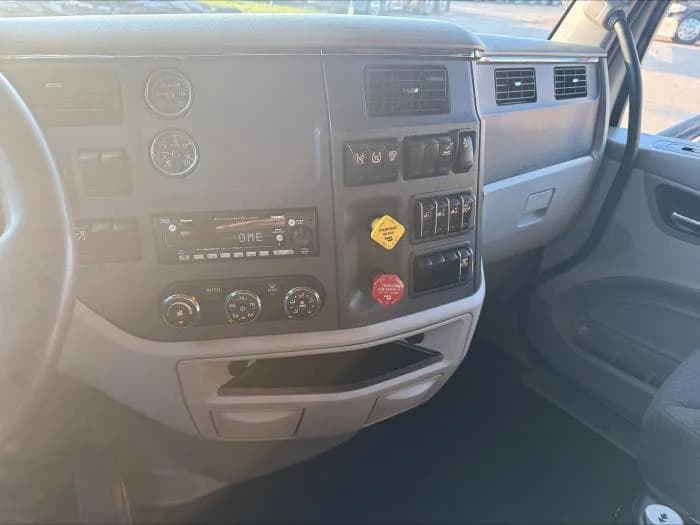 2021 Peterbilt 579 in Dallas, TX — photo 16