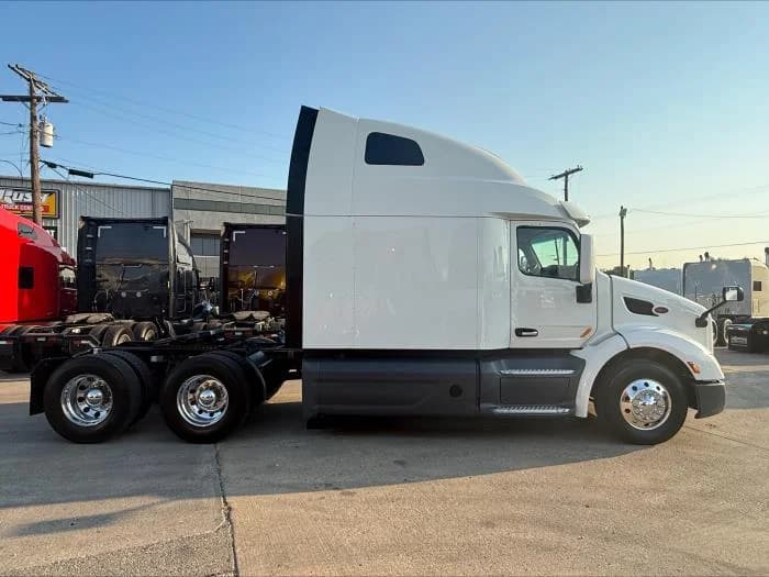 2021 Peterbilt 579 in Dallas, TX — photo 2