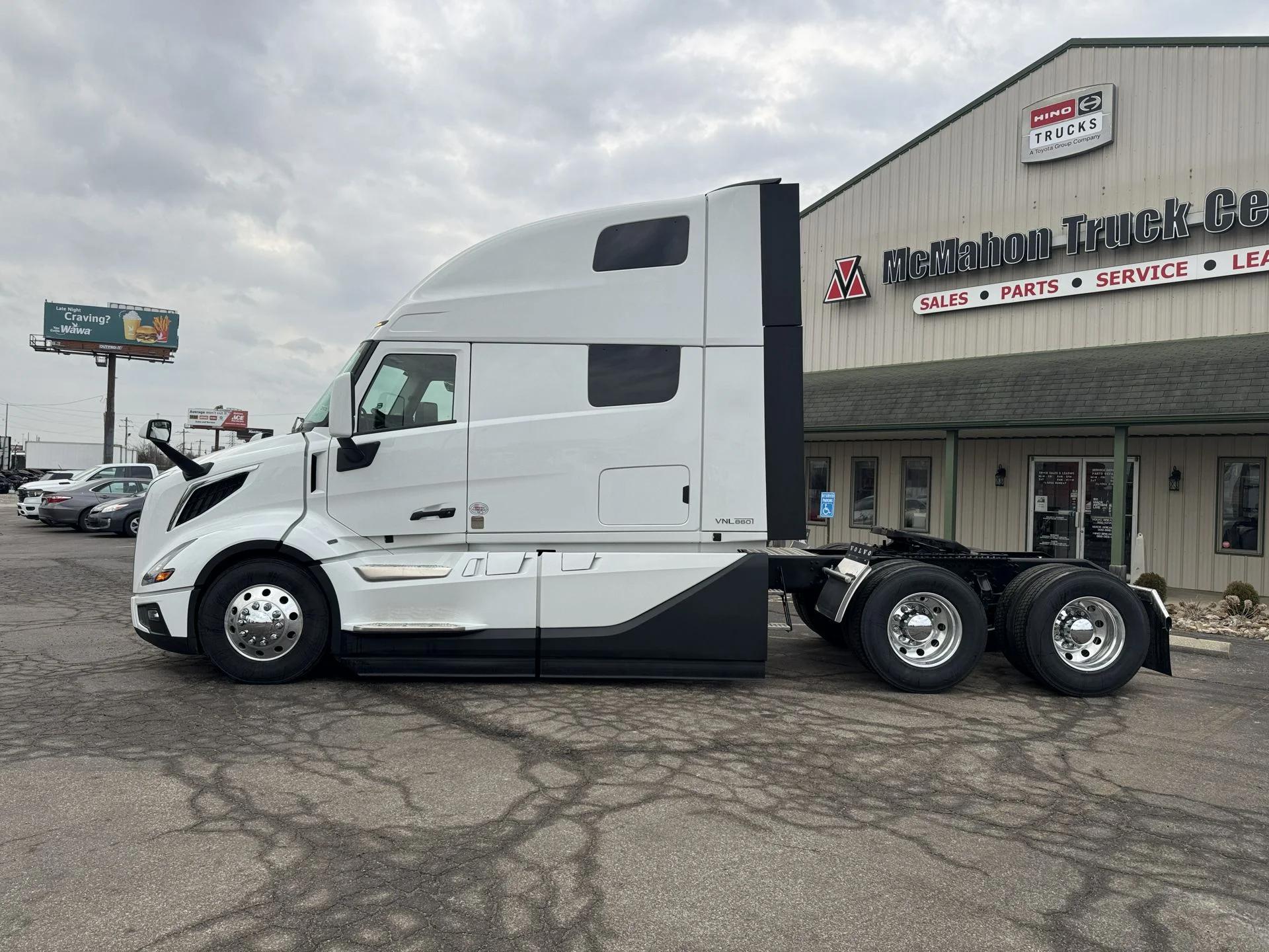 2027 Volvo VNL 860 in Clarksville, IN — photo 2