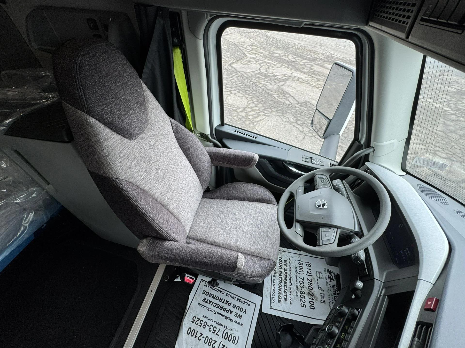 2027 Volvo VNL 860 in Clarksville, IN — photo 16