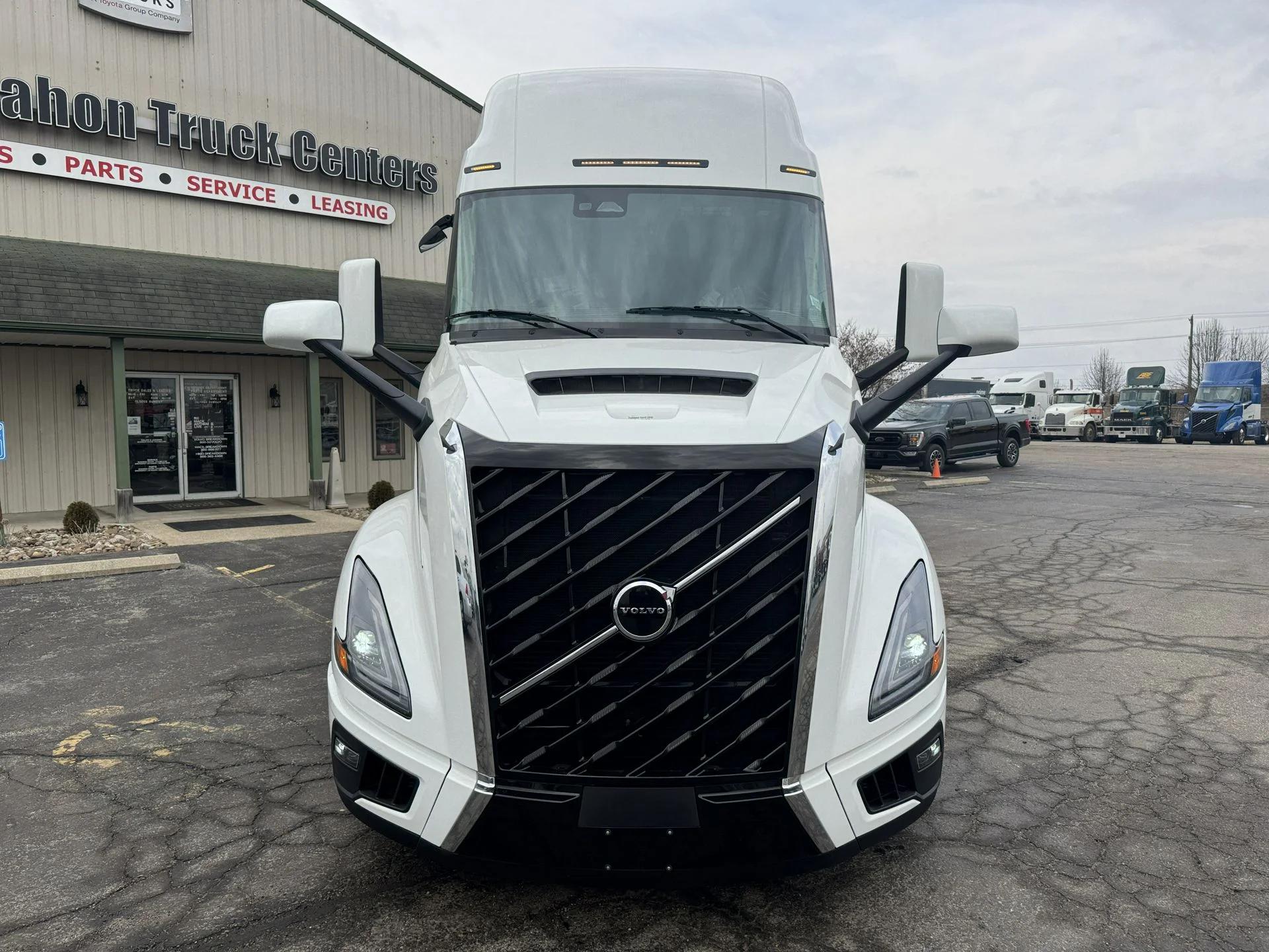 2027 Volvo VNL 860 in Clarksville, IN — photo 6