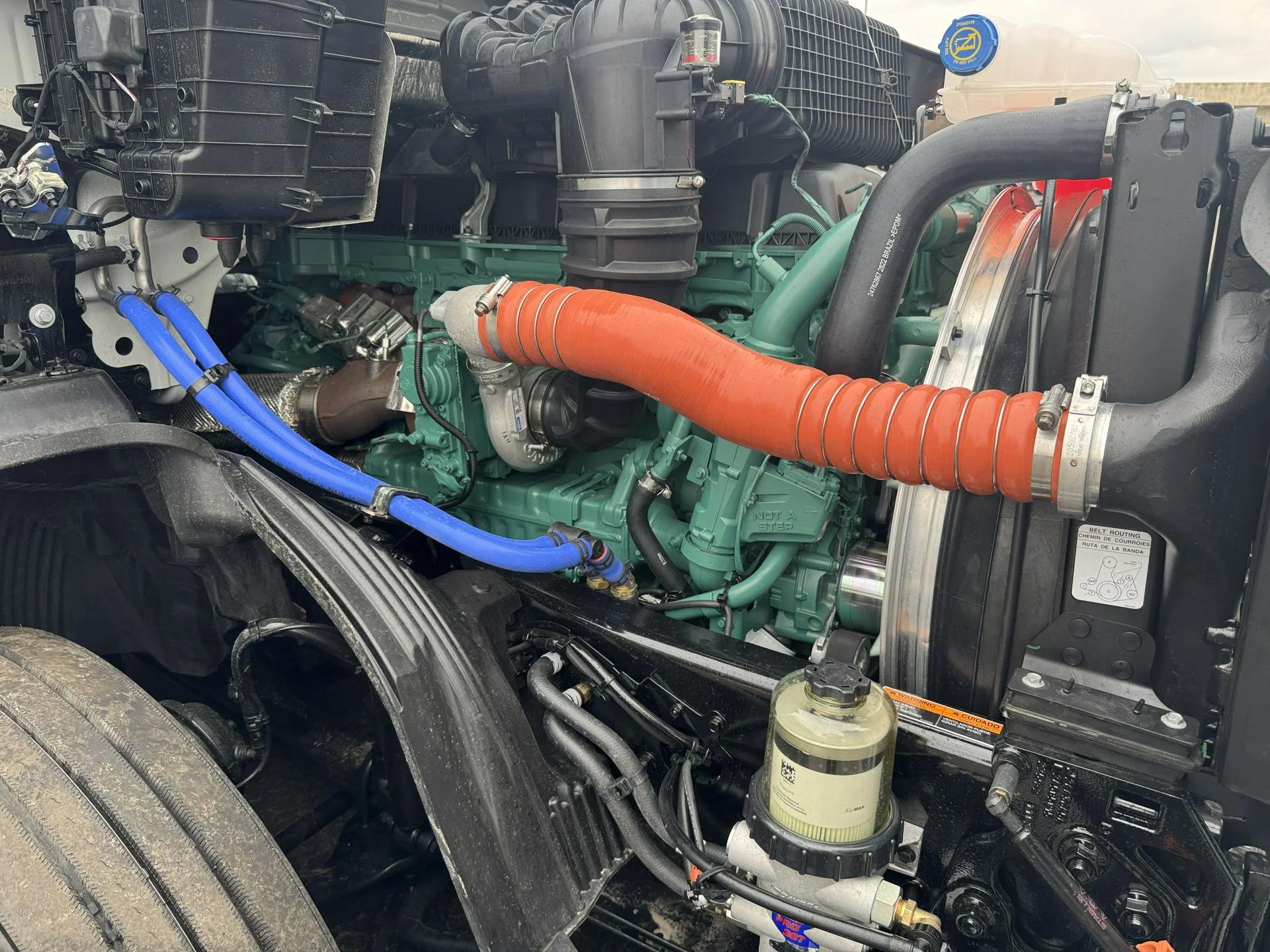 2027 Volvo VNL 860 in Clarksville, IN — photo 19