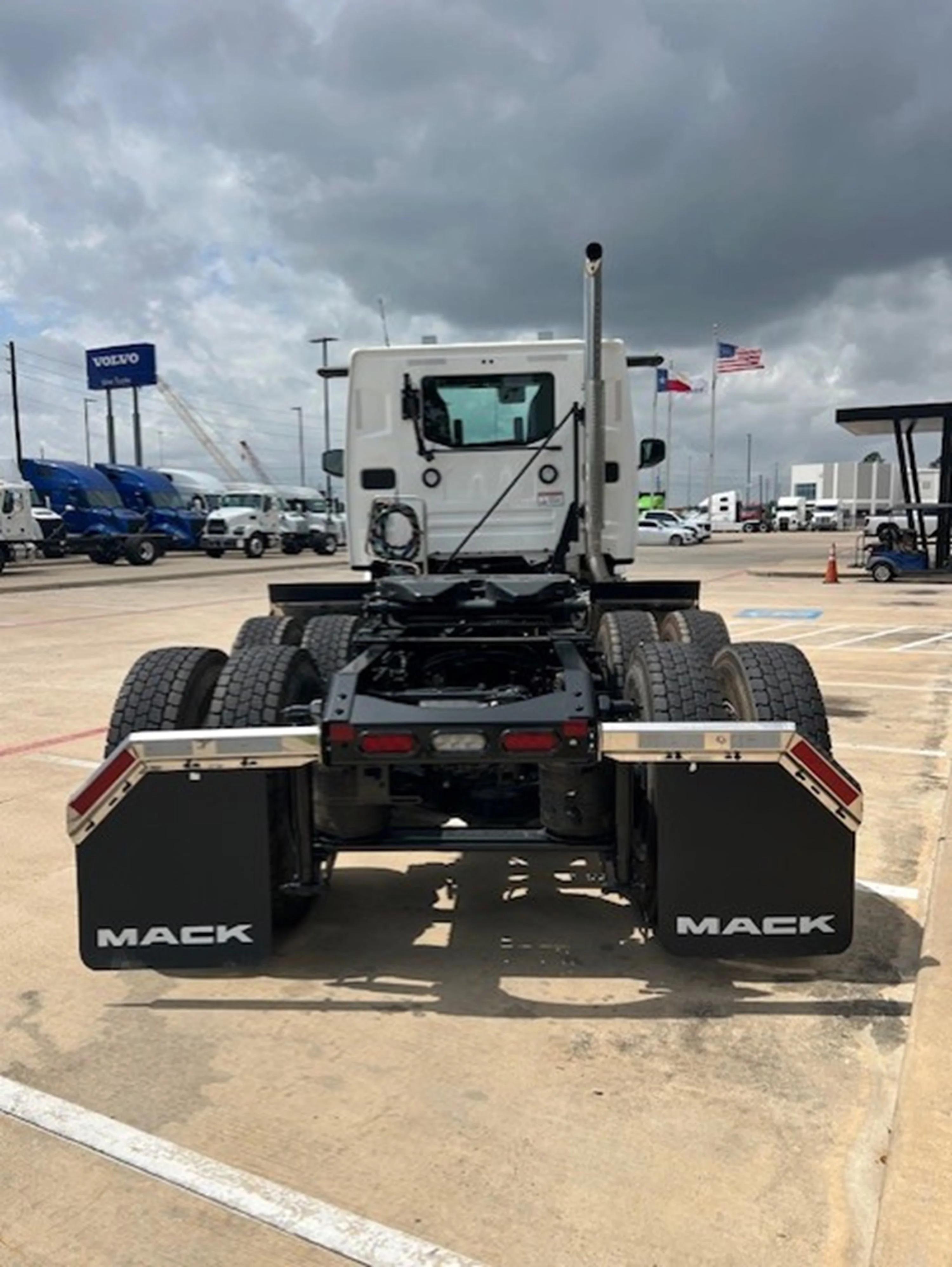 2027 Mack Anthem in HOUSTON, TX — photo 9
