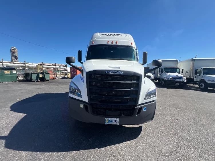 2023 Freightliner Cascadia in Jessup, MD — photo 2
