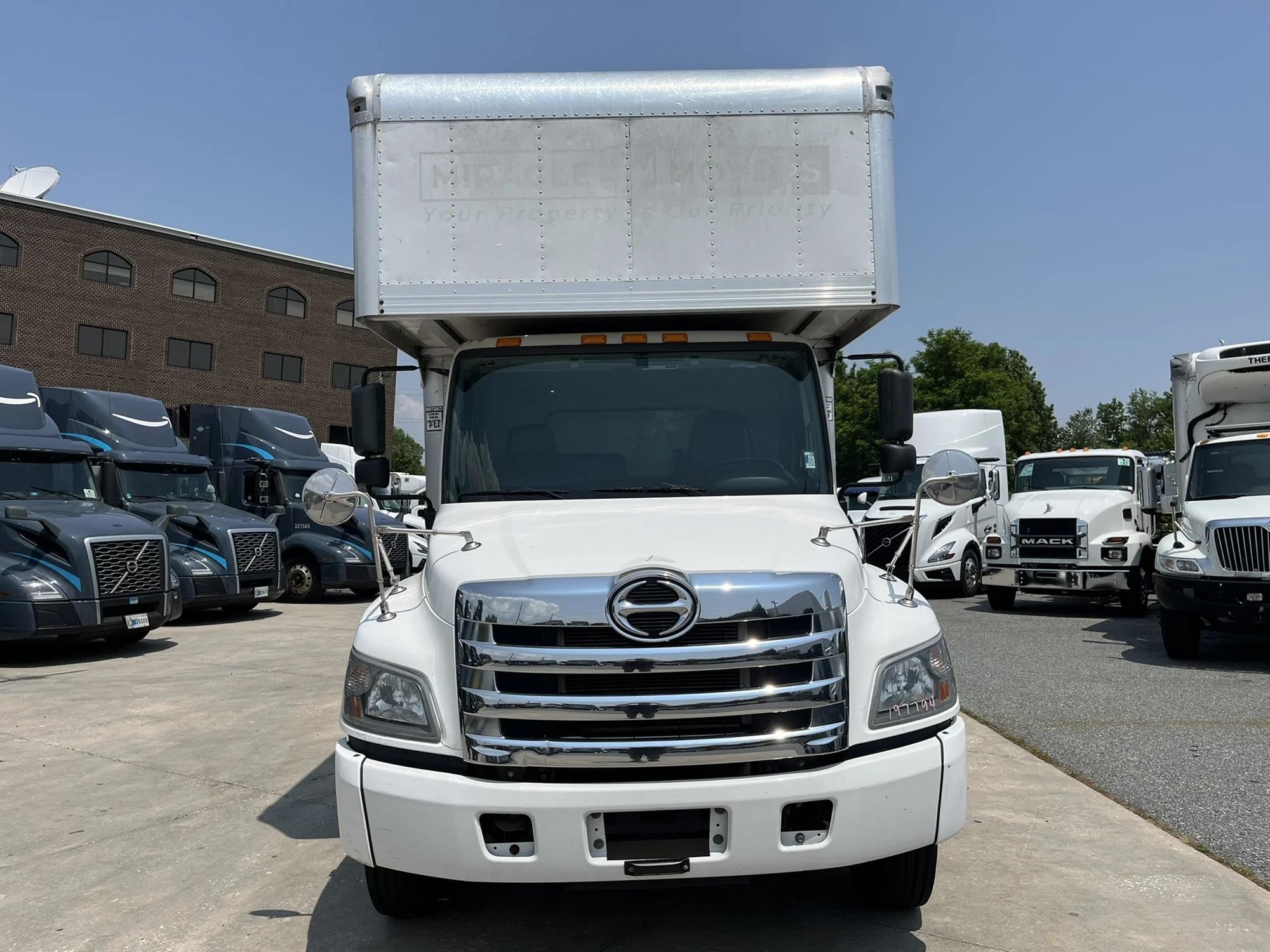 2018 Hino 268 — photo 2