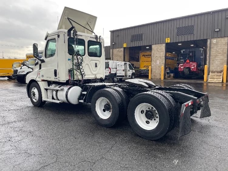2019 Freightliner Cascadia in Parsippany, NJ — photo 5
