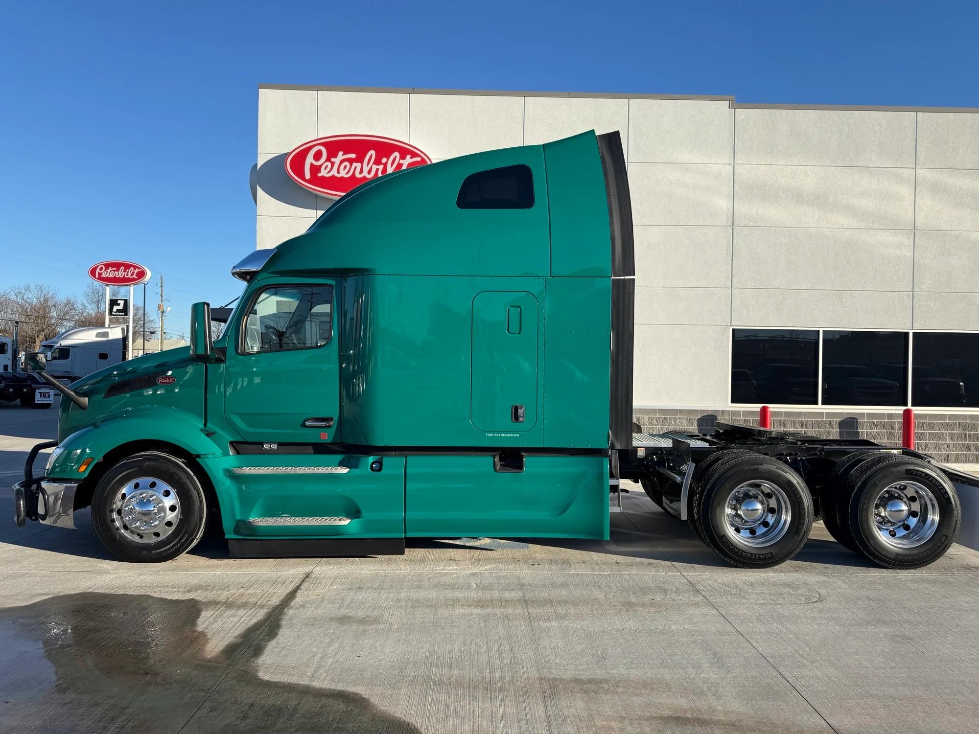 2023 Peterbilt 579 in Lowell, AR — photo 2