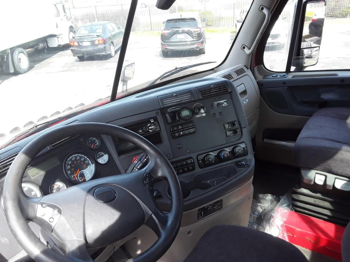 2020 Freightliner Cascadia in Bolingbrook, IL — photo 7