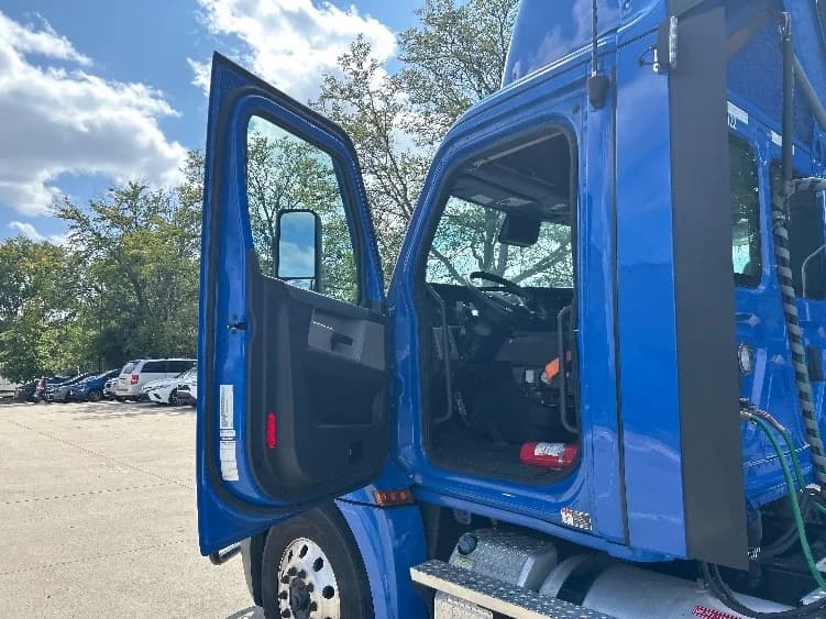 2022 Freightliner Cascadia in La Porte, IN — photo 9